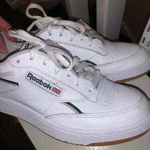 INTRESSEKOLL på mina nya reebook skor!!!! - Funderar på att sälj mina nya reebok club c 85 pga att de inte passar mig så bra. Har använt de max 5 gånger så de är i perfekt skick!