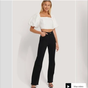 Svart trendiga jeans  - Svarta jeans från Nakd och deras kollektion med misslisibell, använda ett fåtal gånger. Är i nyskick!