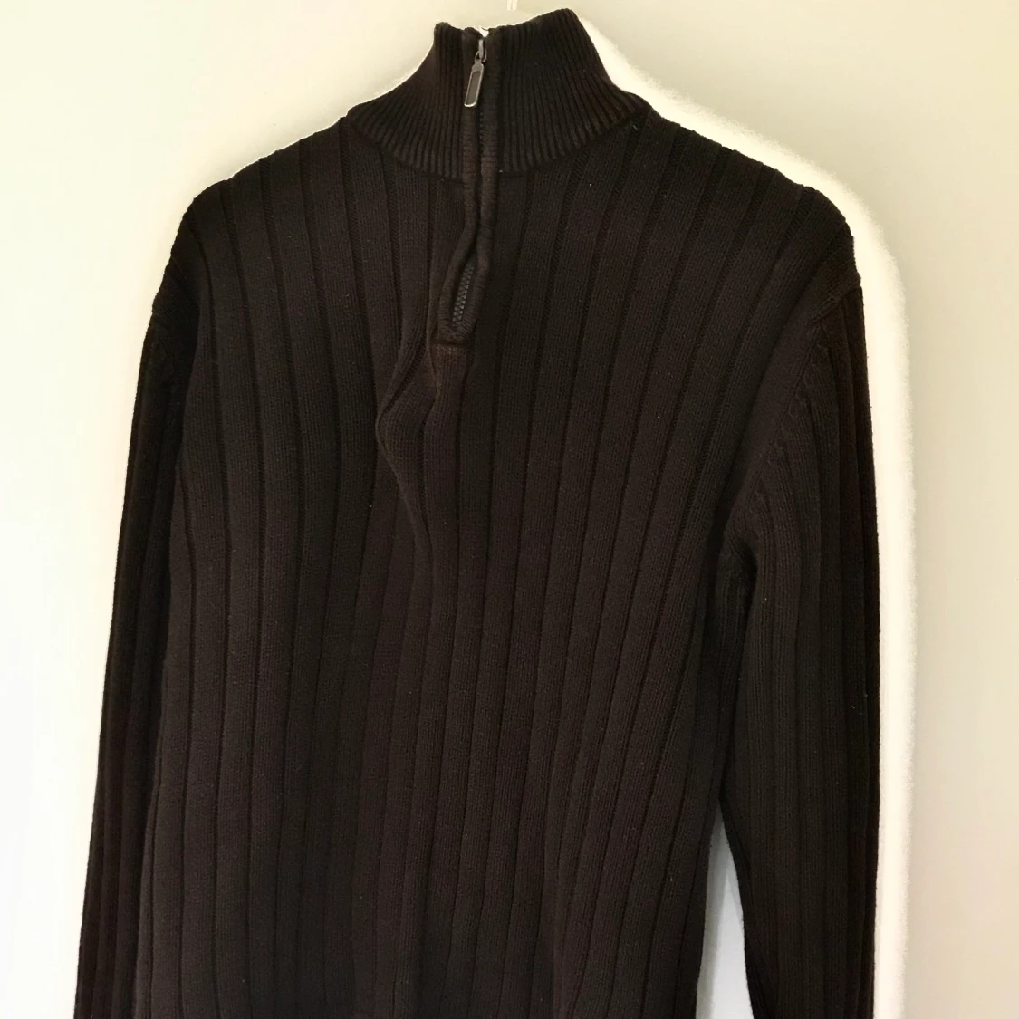 Brun färgad tjocktröja