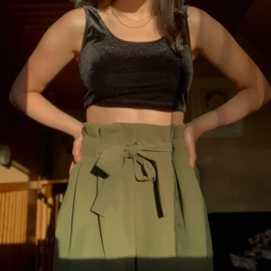 Kostymbyxor  - Supersnygga konstymbyxpr i militärgrönt⚡️🤩 endast testad och därför i bra skick❣️ Frakt 50kr men kan även mötas upp