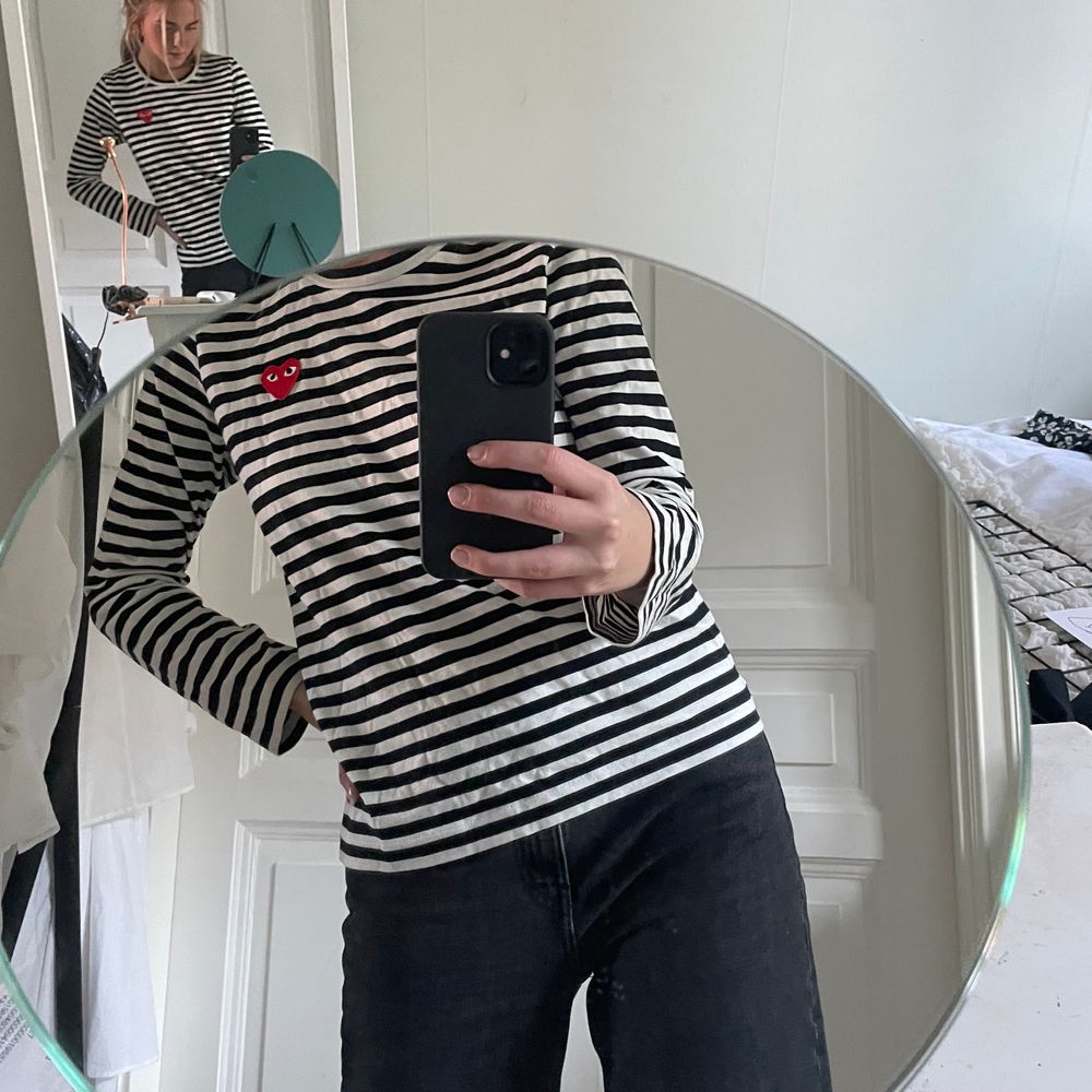 Superpopulär tröja från PLAY Comme des Garçons i storlek L, dock väldigt liten för att vara L så skulle nog med säga en liten M. Haft på mig den Max 5 gånger så den är i superfint skick. Köparen står för frakten som tillkommer 💖. Tröjor & Koftor.