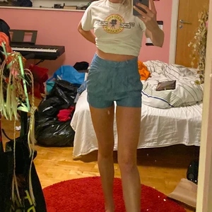 Äkta Acne Shorts - NYPRIS 2000kr Sjukt snygga och sköna Linneshorts i perfekt form från Acne Studios, helt oanvända. 💋 Höga i midjan, ungefär upp till naveln & formar kroppen perfekt! 😍 Köpte dem second hand för ett tag sen med lappen kvar men har ej använt dem och de förtjänar att användas 😩❤️ hör av dej vid frågor eller annat💕 puss & kram 💋