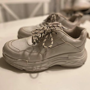 Vita sneakers från Nelly - Storlek 38 150kr plus frakt 63kr.Se även mina andra auktioner. Samfraktar om du köper mer