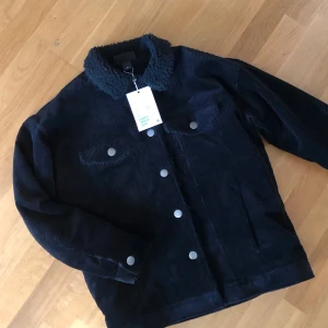 Fodrad Manchesterjacka - Svart fodrad Manchesterjacka från Monki i Strl XS, lappar kvar. Aldrig använd! Ord pris 700 kr 