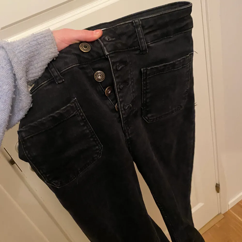Jätte coola oandvända jeans från zara! Säljer dessa då de är lite tajta på mig. Storlek 36 men kan vara lite tajta kring låren beroende på kroppstyp. Är mörkare än vad andra bilden visar. Nypris :360kr mitt pris: 150. Jeans & Byxor.