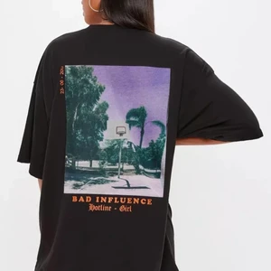 T-shirt med tryck  - Supersnygg oversized t-shirt som är helt ny(endast testad). T-shirten är från Missguided och är slutsåld på hemsidan. Säljs då jag känner att jag ej kommer använda den💘 Storleken är i 32 men passar allt från XS-L beroende på hur man vill att den ska sitta. ✨