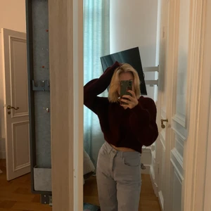 Jättwmysig tröja x Linn ahlborg - Överväger att sälja min jättesköna och mysiga tröja från Nakd x Linn Ahlborg som köptes för något år sedan och är knappt använd. Bältet följer med ifall der hittas:) men den är skitsnygg utan också. Stroleken är XXS men sitter jättebra på mig som är XS/S❤️