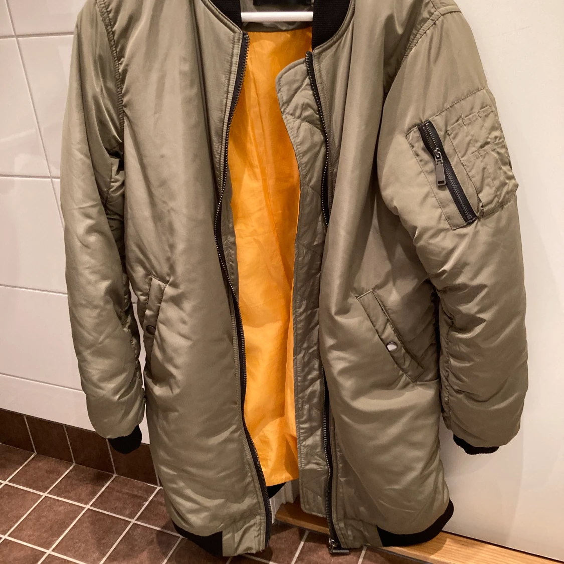 Bikbok varm, höstig bomber jacka i storlek XS, men passar en S också jättebra.  - 90