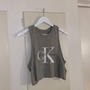 Jättefint grått linne från Calvin Klein. Inte använd för många gånger så är i fint skicka, och denna är köp på Urban outfitters. Säljer denna för 100kr (FRAKT INGÅR) 🤎 Fler bilder går att få om man är intresserad :) 