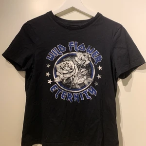 Svart T-shirt - vero Moda - xs - Svart T-shirt från vero Moda med tryck på framsidan, i storlek xs (passar även s). Sparsamt använd. 70kr + frakt. 