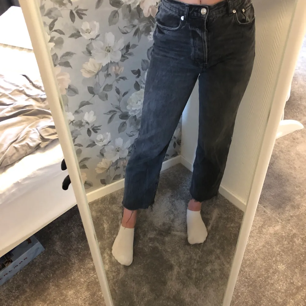 Superfina jeans från Gina tricot🤩 tyvärr sitter dem lite tight i midjan för mig, storlek 36💓  köparen står för frakten. Jeans & Byxor.