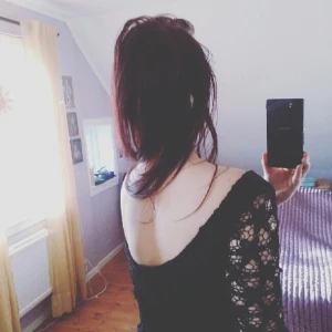  - Tight virkad klänning från Vila med djup urringning i ryggen. Mjukt och skönt innerfoder. Helsvart. 
Endast provad.