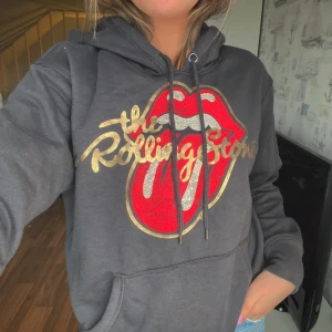 Hoodie  - ⚡️🤟🏽👅 säljer denna coola hoodie som inte finns att köpa längre. Tveka inte på att höra av dig om du har några funderingar eller är intresserad. Priset kan alltid diskuteras! ⭐️😝