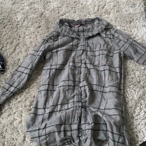 Nattlinne  - Ett nattlinne från hunkermöller som jag säljer för att den blivit för liten orgenal pris 300