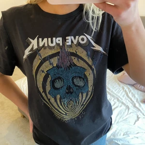 Zadig tisha - T-shirt från Zadig Voltaire med texten ”love punk”, herrstorlek S! Superfin och är som i nyskick