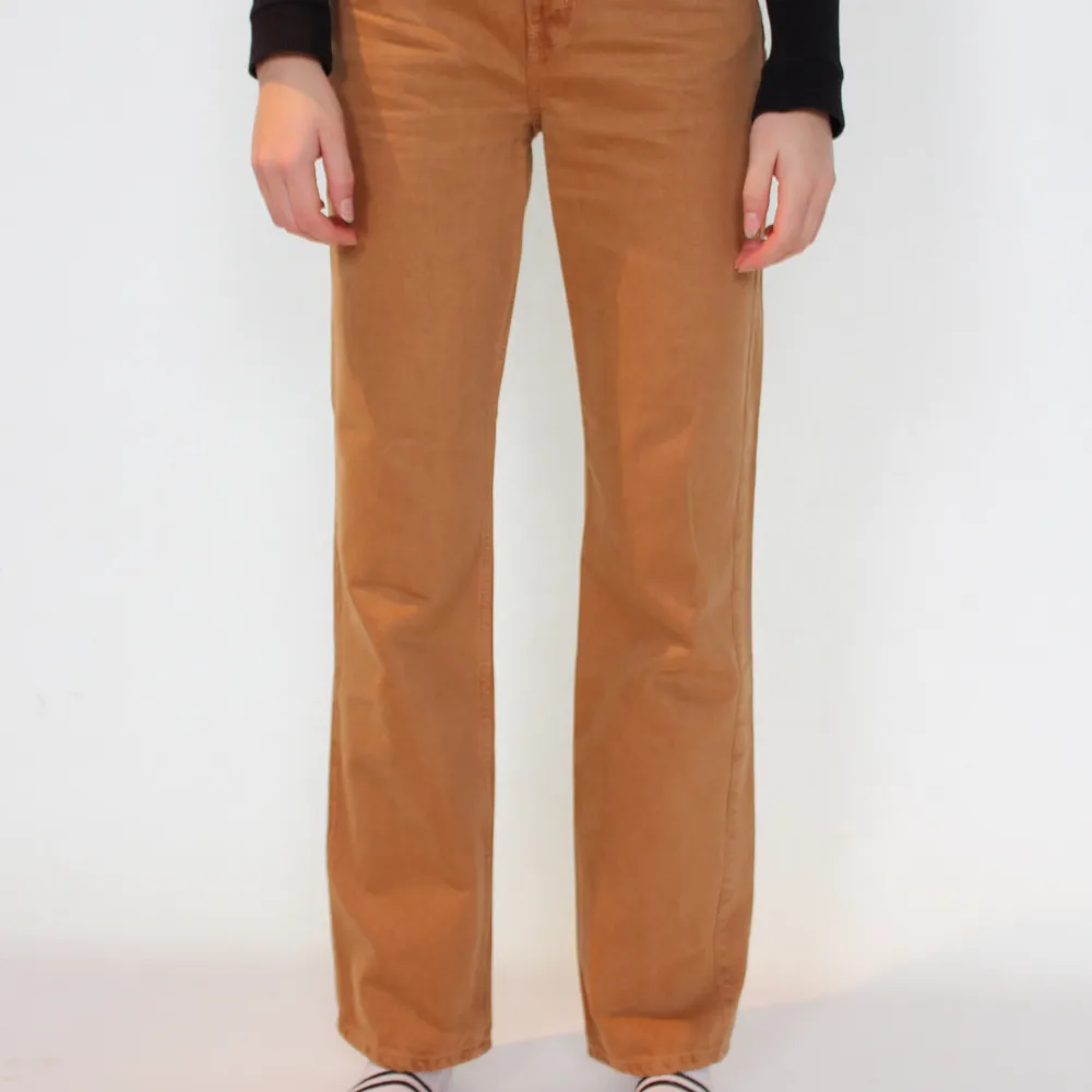 Bronsfärgade Weekday byxor i modellen row i storlek 26/32. Använt ett fåtal gånger så de är i nyskick!. Jeans & Byxor.