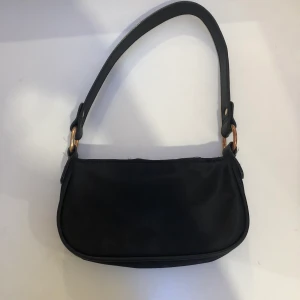 Asos - Superfin baguett väska från asos, i ett siden liknande material 