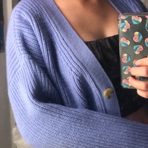 Kofta  - En väldigt skön lila stickad kofta från Zara. Inte använd mycket alls! Köpare står för frakt. 