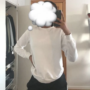 Vit sweatshirt - Basic vit sweatshirt i storlek 34/36 från asos. Använd va 2 gånger, frakt betalas av köparen💕