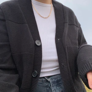 KOFTA - Svart lång kofta i storlek M. Toppenskick! 80 kr + frakt 🚚 