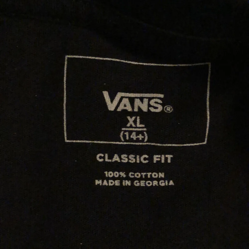 En jätte fin svart vit vans t-shirt från Vans aldrig använd st XL (14+) inga hål helt ren passar för tjejer och killar😊 (du står för frakten) 66kr för frakt💕. T-shirts.