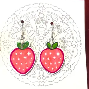 Örhängen föreställande jordgubbar gjorda av krympplast 🍓. Aldrig använda såklart. Frakt tillkommer på 11 kr.💕