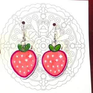 Örhängen jordgubb - Örhängen föreställande jordgubbar gjorda av krympplast 🍓. Aldrig använda såklart. Frakt tillkommer på 11 kr.💕