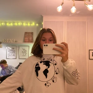 Hoddie! - Säljer min Hoodie med snobben på ifrån C&a i storlek xs🤍 Ordinare pris är okänt men säljer för 100kr + frakt🤍 Hoodien är i bra skick🤍 