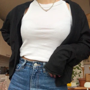 Svart kofta  - Jättefin svart kofta med en knaprad på ryggen💘 Aldrig använd, jättefint skick💘 Skriv för fler bilder💘