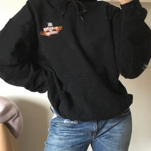Svart hoodie med coola detaljer - En riktigt fin svart hoodie med coola orangea detaljer på ena bröstet och baksidan. Sitter verkligen perfekt oversize utan att se för stor ut och passar perfekt när man vill va snygg men inte orkar anstränga sig! Hoodies längd: 57 cm💕💕💕