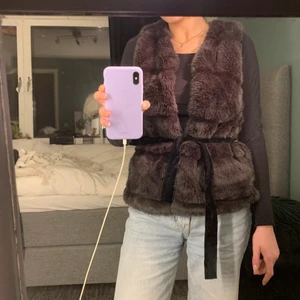 Pälsväst - Svart pälsväst från ZARA i storlek 9/10 (140cm) men passar 34. Knytband medföljer (träs i hölsor) västen har fickor. Använd men i gott skick.