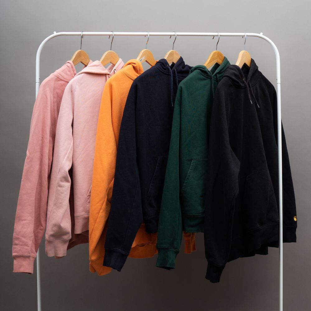 Carhartt Chase Hoodies. Available now in a variety of colors and sizes. ☠️🏴   XL  Orange - 440SEK    L  Blue - 440SEK  Black - SOLD  Pink - 440SEK  Green - SOLD   M Pink - 440SEK   Boxy fit, so we recomend you to go up a size... 🏴‍☠️✌️   #tortugathriftshop. Huvtröjor & Träningströjor.