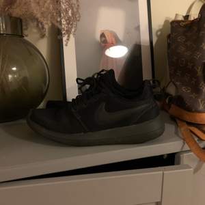Hel svarta Nike skor i storlek 39, grymma att träna i!