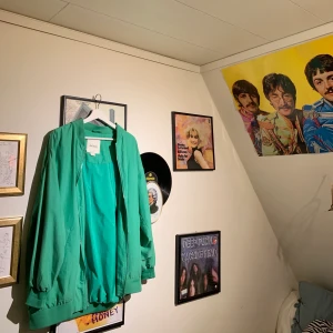 Jacka - Grön bomberjacka. Storlek S men väldigt oversize! Cool 🤩