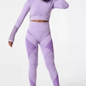 Träningsset - Ett näst intill oanvänt träningset från Nije. Storlek xs i toppen och s i byxorna. Kan säljas separat om flera skulle vilja det! Nypris 1200. Pris kan diskuteras vid snabb affär