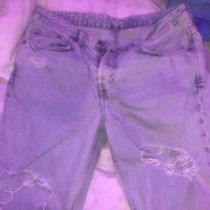 Boyfriend Jeans  - Jeans från H&M i stl L. Köpta för flera år sedan, dock i väldigt gott skick då jag inte har använt dem så mycket😄. Lägg bud eller köp direkt för 100kr. Köparen står för frakten✨💛