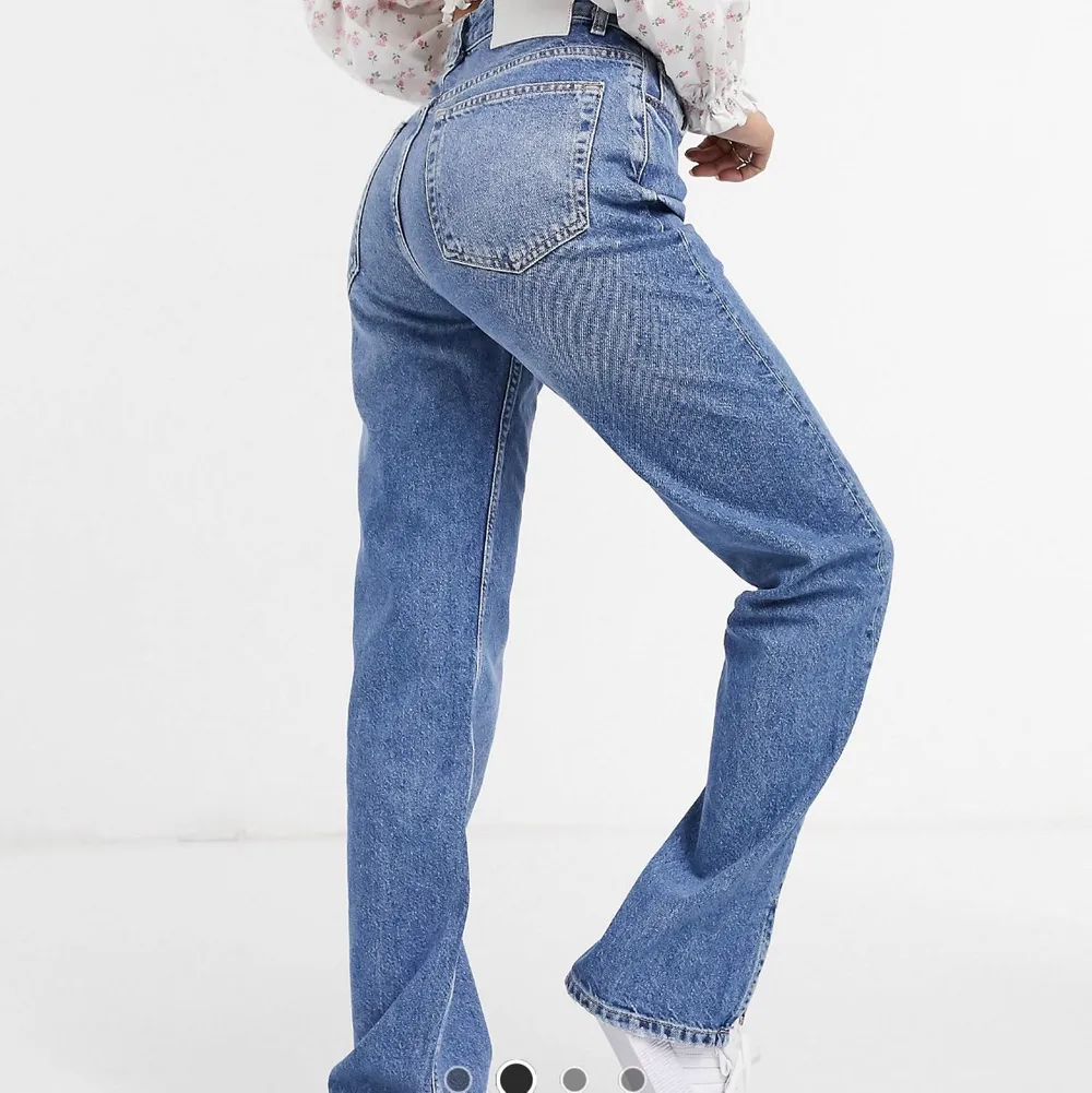 Intressekoll på dessa sjukt snygga jeans från pull&bear!  Helt slutsålda i storlek 36 på ASOS där jag beställde dem✨ de är oanvända med lappen kvar!. Jeans & Byxor.
