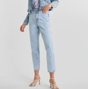 Ljusa mom jeans - Mom jeans ljus tvätt från gina tricot, säljer pga att de är för små