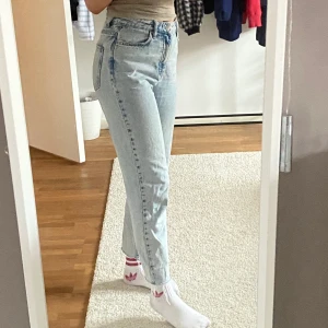 Ljusblå momjeans - Sköna momjeans från Gina Tricot i väldigt fin färg💓 Frakt tillkommer med 40 kr!