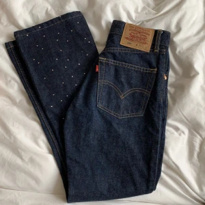 Vintage Levi’s jeans - Sjukt snygga Levi’s jeans i jättefint skick! Har små diamanter på benen! Tyvärr för små för mig så kan ej ta bild på... passar någon men xs-s. Om det är många intresserade kör vi budgivning! Frakt ej medräknad! Startbud 250kr! Avslutas lördag den 21/11 kl 14❤️ BUD NU:360kr 