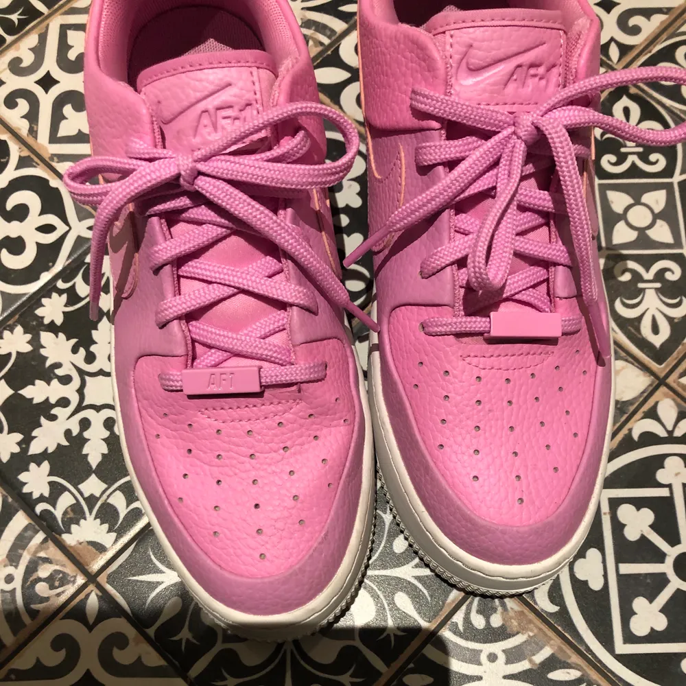 Säljer nu dessa rosa snygga Nike skorna (storlek 39)! Använt max 2 gånger så dem är i ett väldigt gott skick😊 säljer för 300kr + frakt (66kr):)) jag har vanligtvis 38 i skostorlek och dessa skor sitter jättebra på mig så skulle säga att dem är som en 38🤎 först till kvarn får köpa dem!. Skor.
