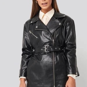 Tied waist PU leather jacket - Säljer en helt oanvänd skinnjacka från NAKD med skärp i midjan. 300 inkl frakt 😍