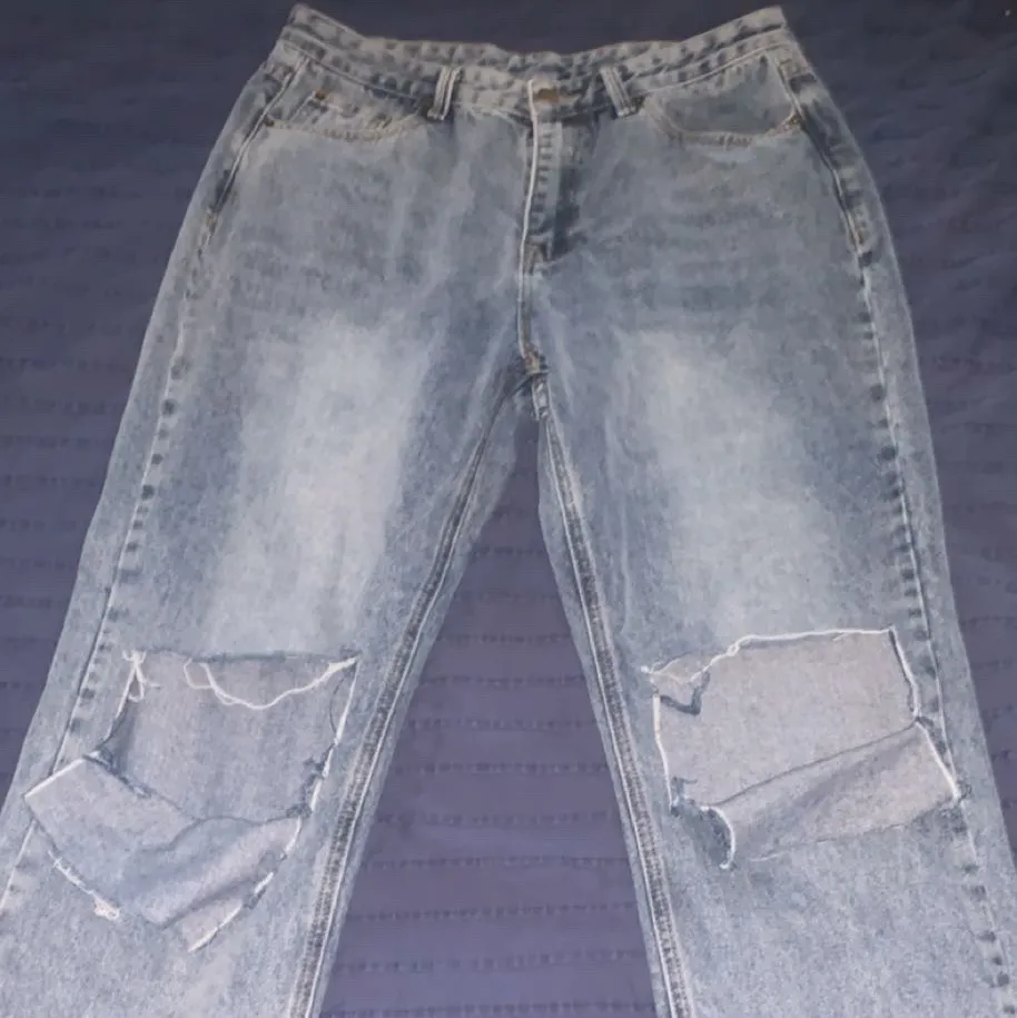 Super snygga jeans från SHEIN, köpte dom i somras men ja har aldrig använt dom så jeansen är i väldigt fint skick.. Jeans & Byxor.