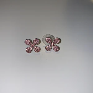 Örhängen med blommor - Rosa örhängen. 20kr och fri frakt! 😁💓