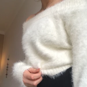 Intressekoll för fluffig tröja! - Vill kolla intresset för min fina fluffiga tröja. Tycker den är så fin men har bara använt den ett fåtal gånger. Den är från river island. Buda om du är intresserad. 🤍