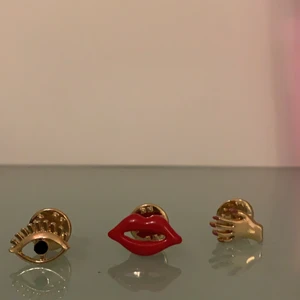 Broscher - 3 st broscher, aldrig användna! Jättefina och passar utmärkt till ex. en jeansjacka. Vid intresse, hör av er via kontakt! <3