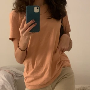 Rosa t-shirt - Snygg rosa t-shirt som skiftar mellan korall färgad och rosa. Använd som vanligt men helt utan fel. Passar allt mellan xxs-L. Buda i kommentarerna och köparen står för frakten:)