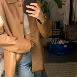 Skinnjacka  - Snygg och rejäl beige/brun skinnjacka i superfint skick 🌻✨ köpt på second hand därav okänt märke. 🥀 frakt tillkommer