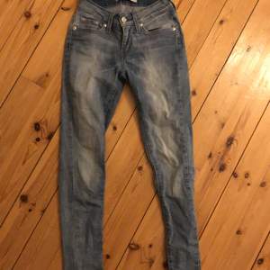 Levis jeans storlek xs,säljer billigt eftersom dem inte kommer till användning. Köparen står för frakt. 