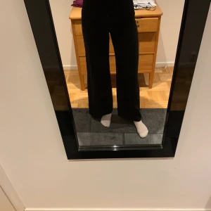 Kostym byxor  - Jag säljer mina raka kostymbyxor med pressveck. Byxorna är svarta och i väldigt bra skick, de är inte använda speciellt mycket då de är lite för korta för mina ben, annars sitter de väldigt snyggt.